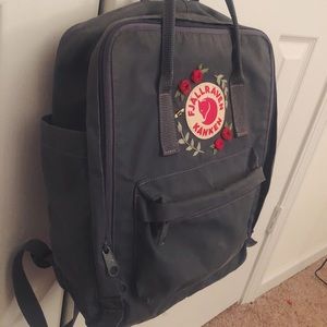 Embroidered Kanken in Graphite ❀